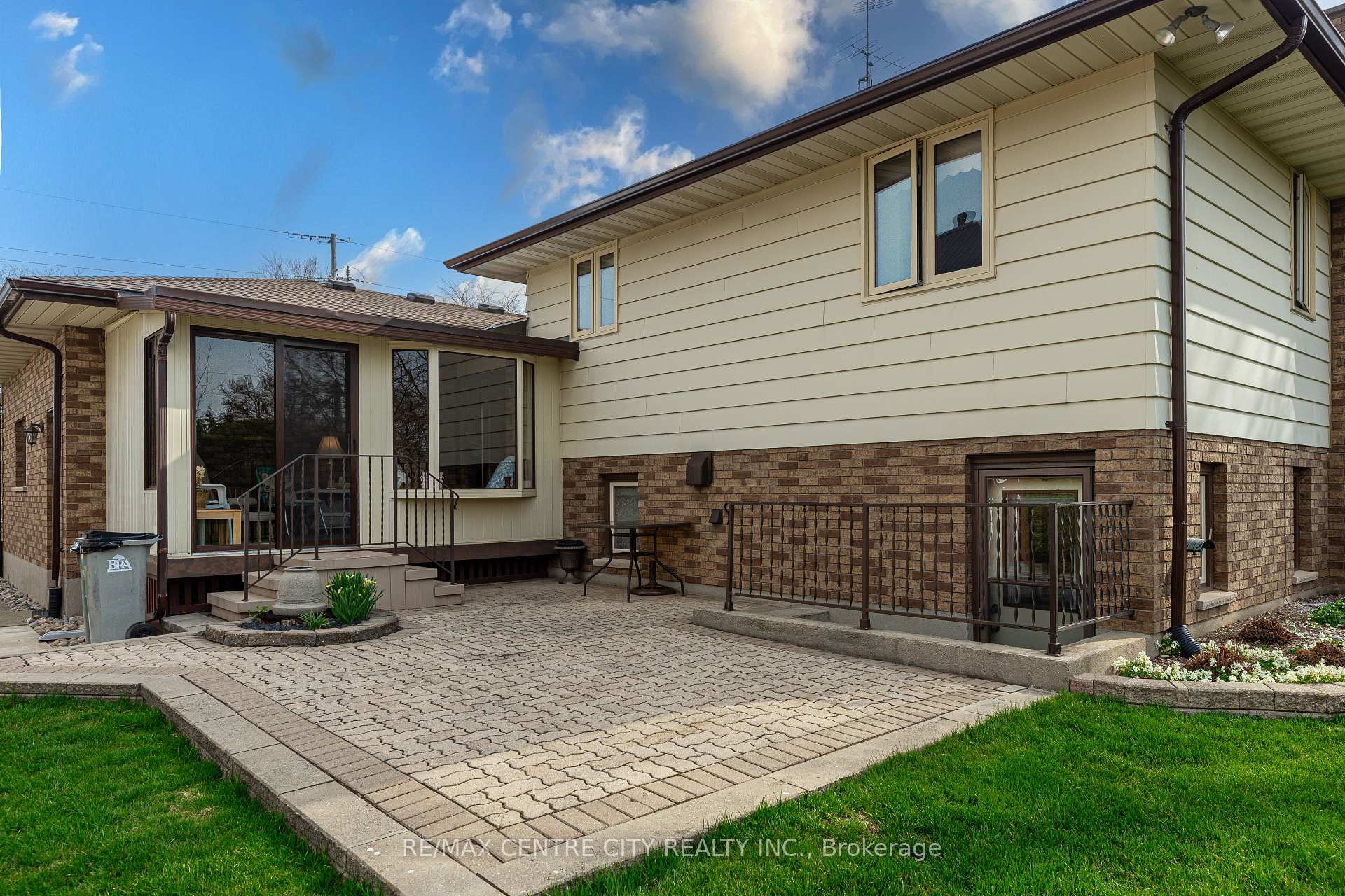 Photo 26 of 464 Huron Street, Warwick, Watford — HOMEH