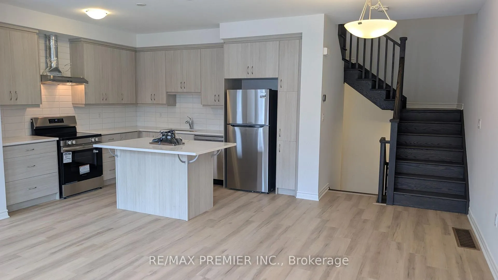 Photo 3 of 11 Pearen Lane, Barrie, Rural Barrie Southwest — HOMEH