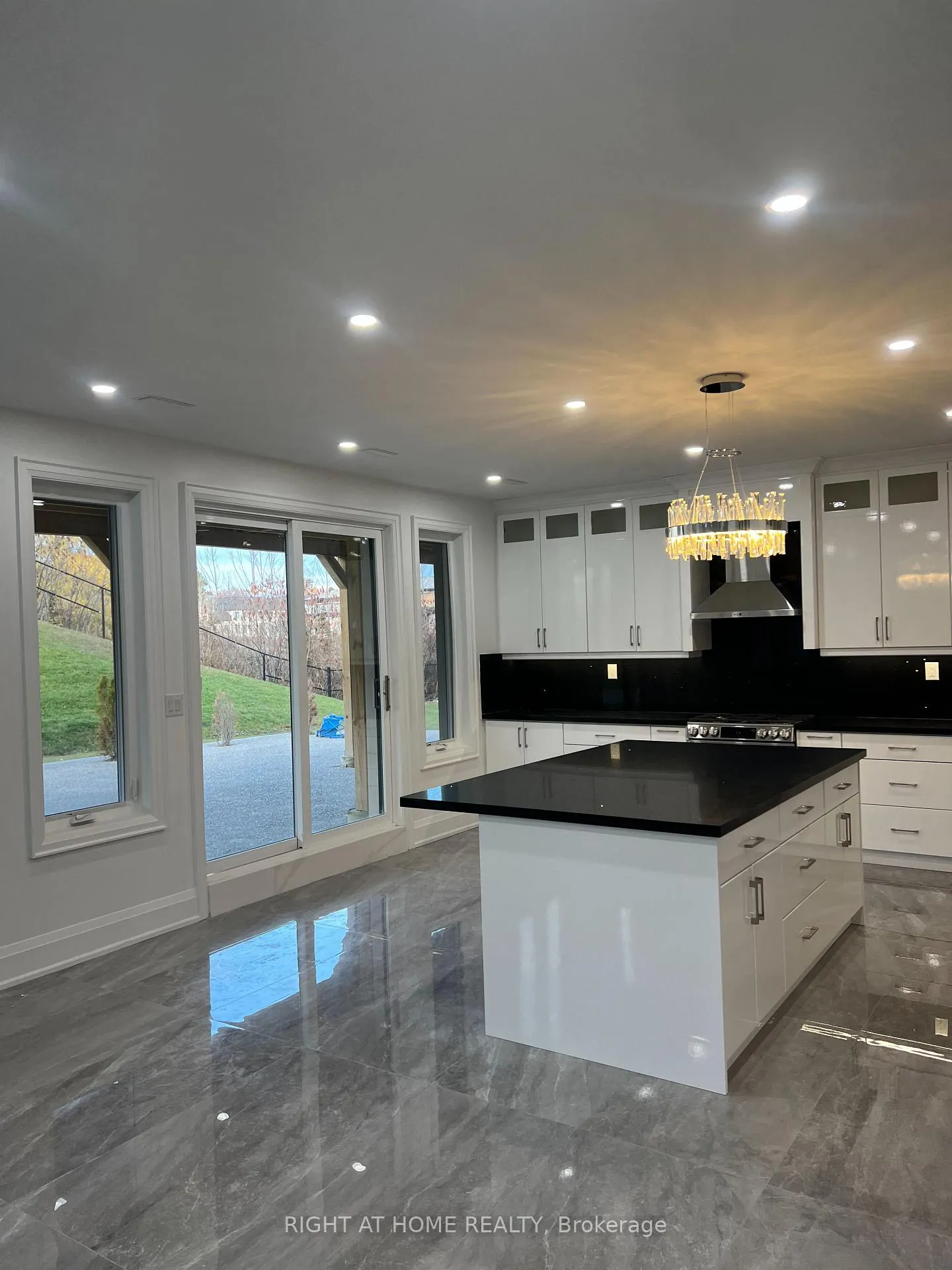 Photo 4 of 287 Torrey Pines Road, Vaughan, Kleinburg — HOMEH