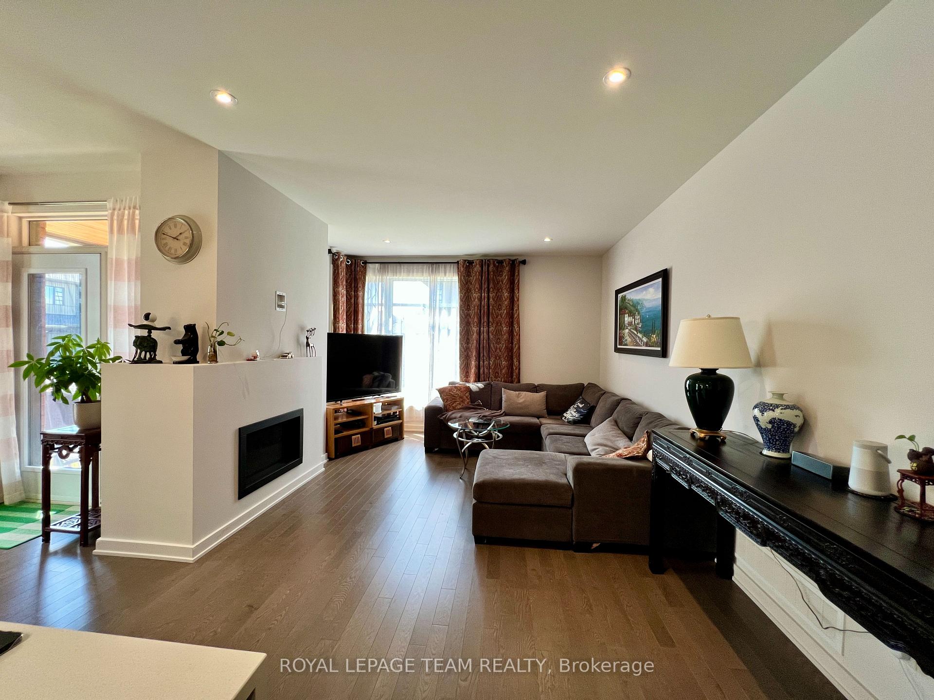 Photo 5 of 891 Chipping Circle, Ottawa, Riverside South/Gloucester Glen — HOMEH