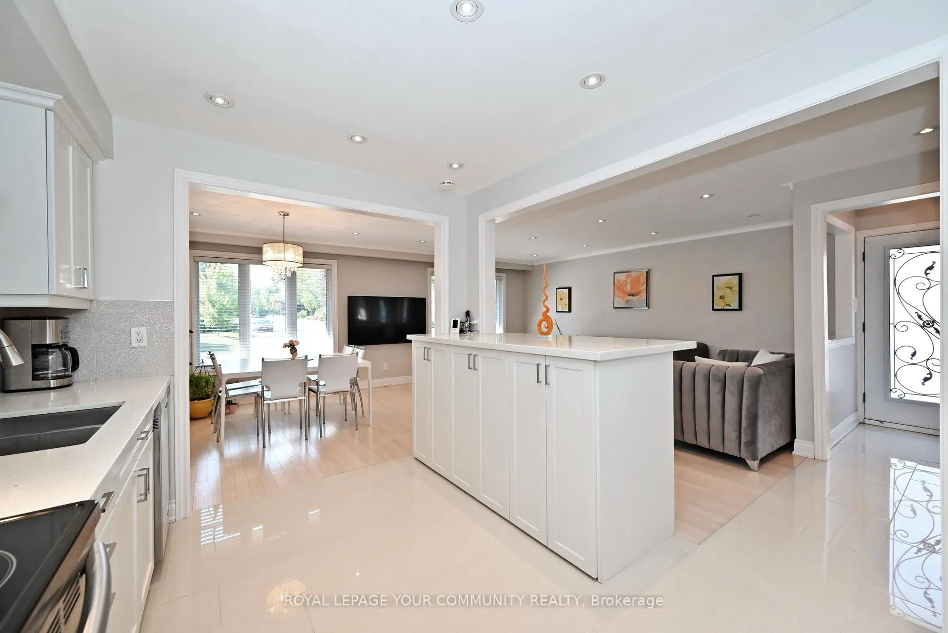 Photo 10 of 26 Kemano Road, Aurora, Aurora Heights — HOMEH