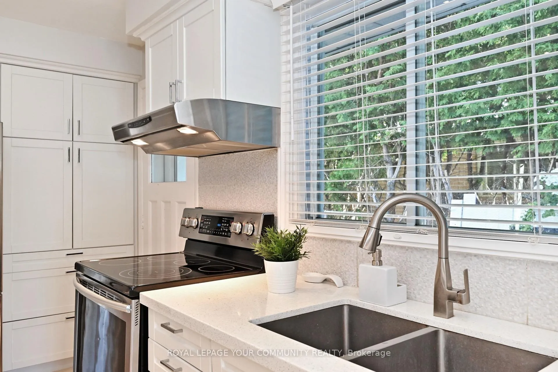 Photo 11 of 26 Kemano Road, Aurora, Aurora Heights — HOMEH