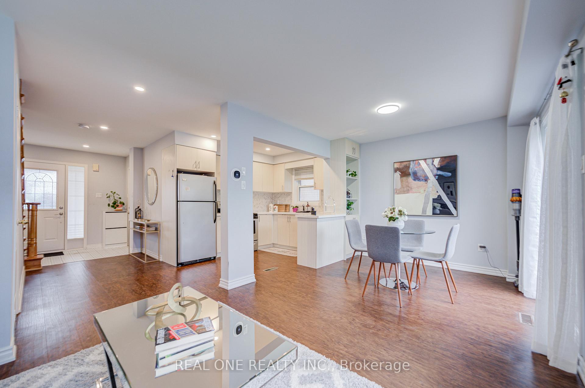 Photo 8 of 178 Hawker Road, Vaughan, Maple — HOMEH