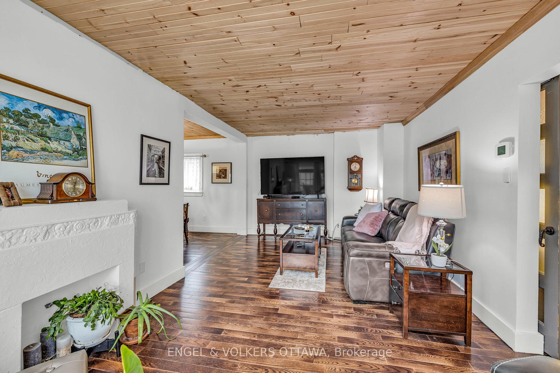 Photo 11 of 201 - 203 Heritage Maple Way, Ottawa, Vanier — HOMEH