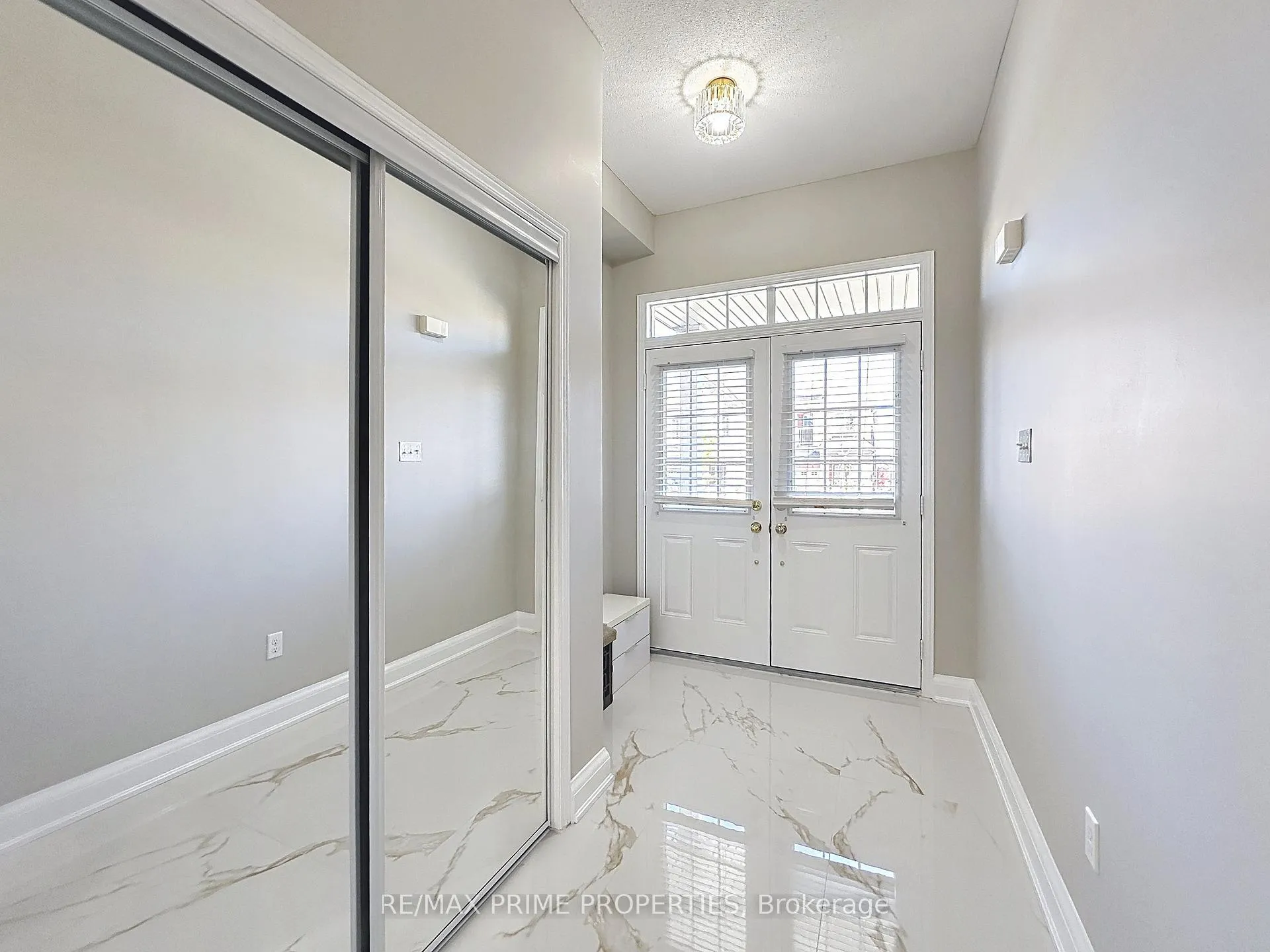 Photo 2 of 117 Big Hill Crescent, Vaughan, Patterson — HOMEH