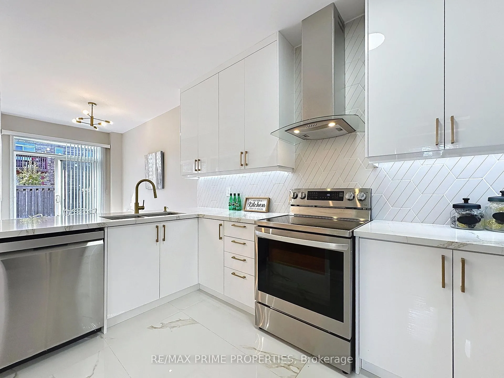 Photo 10 of 117 Big Hill Crescent, Vaughan, Patterson — HOMEH