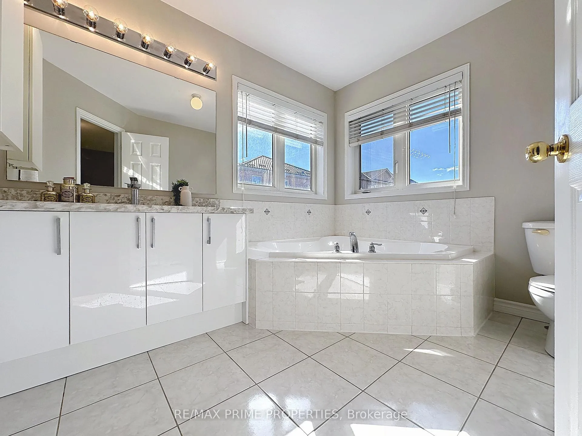 Photo 16 of 117 Big Hill Crescent, Vaughan, Patterson — HOMEH