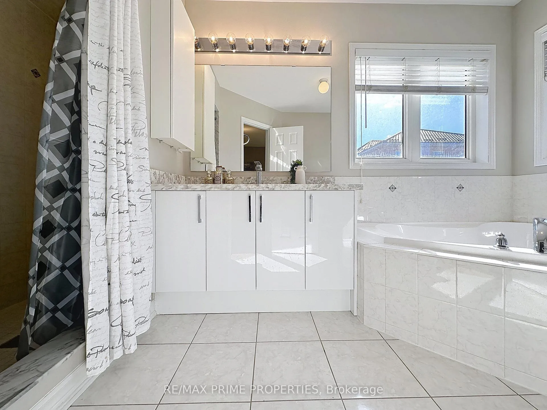 Photo 17 of 117 Big Hill Crescent, Vaughan, Patterson — HOMEH
