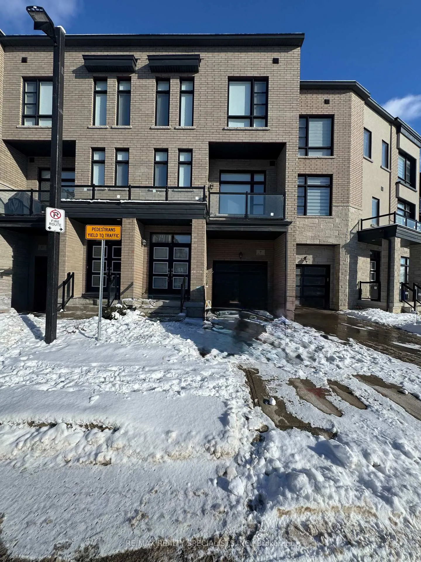 Photo 2 of 7 Inverary Crescent, Vaughan, Kleinburg — HOMEH