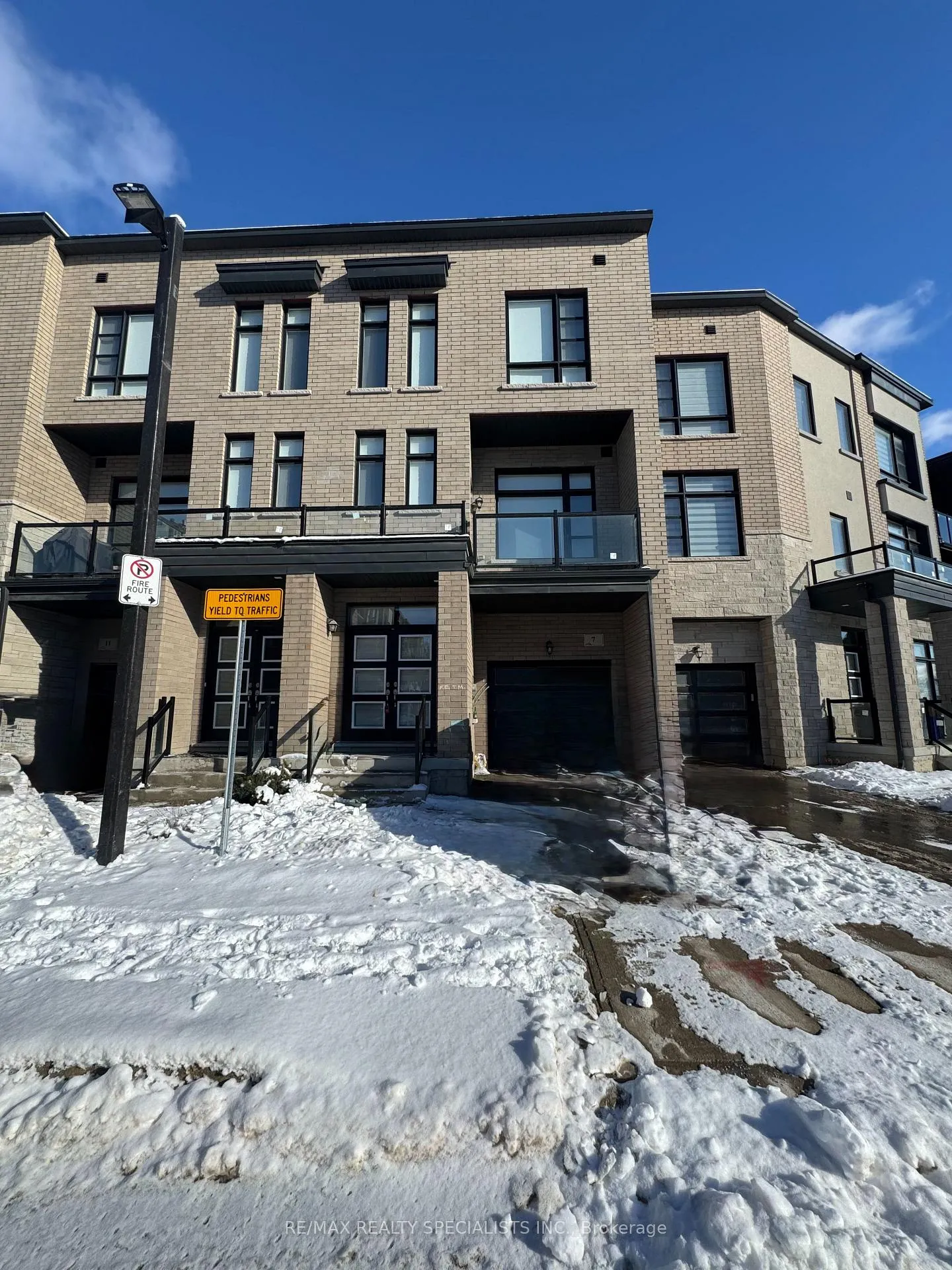 Photo 3 of 7 Inverary Crescent, Vaughan, Kleinburg — HOMEH