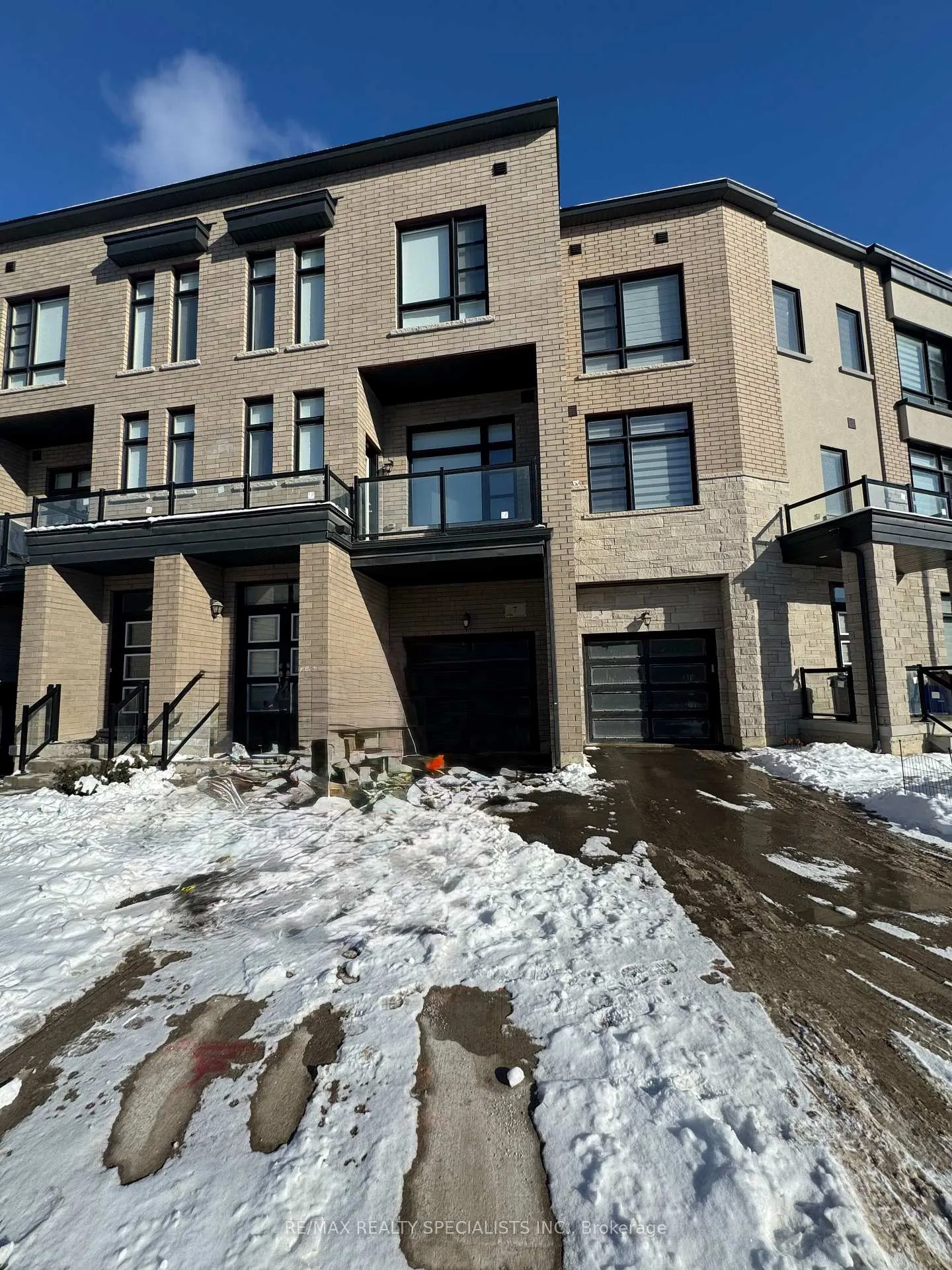 Photo 4 of 7 Inverary Crescent, Vaughan, Kleinburg — HOMEH