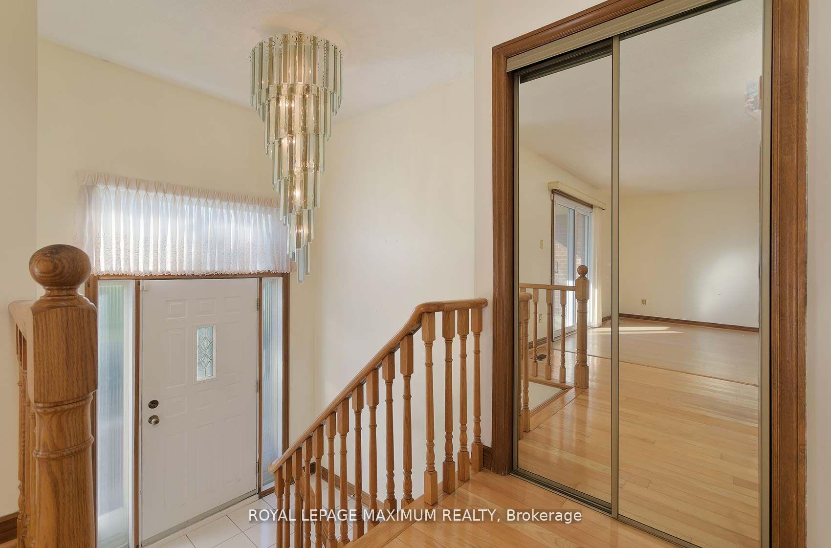 Photo 4 of 42 Kaiser Drive, Vaughan, West Woodbridge — HOMEH