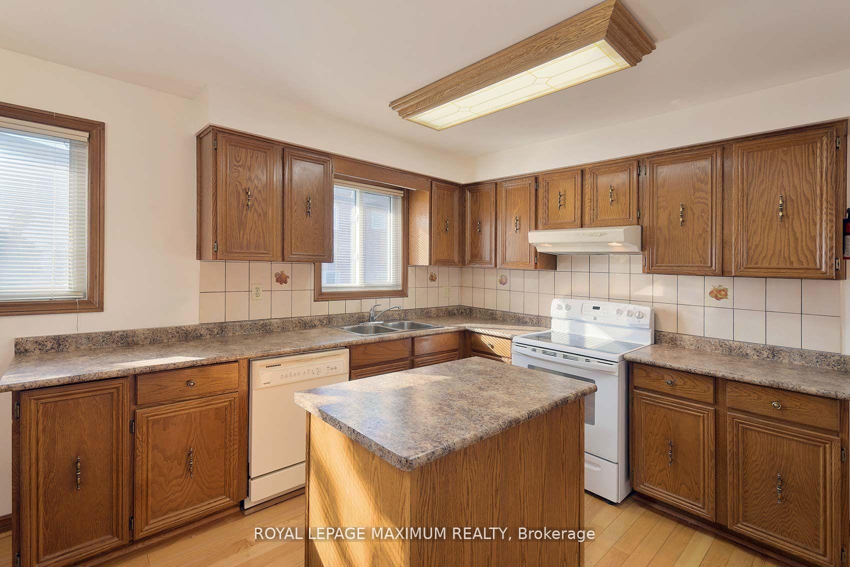 Photo 12 of 42 Kaiser Drive, Vaughan, West Woodbridge — HOMEH