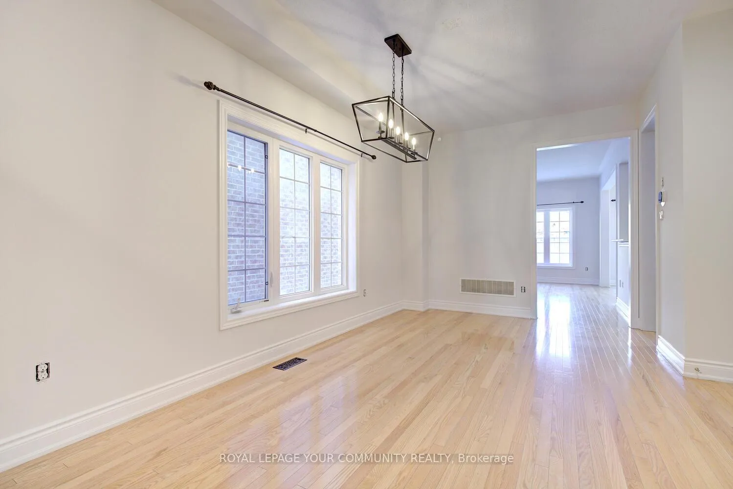 Photo 5 of 110 Chayna Crescent, Vaughan, Patterson — HOMEH