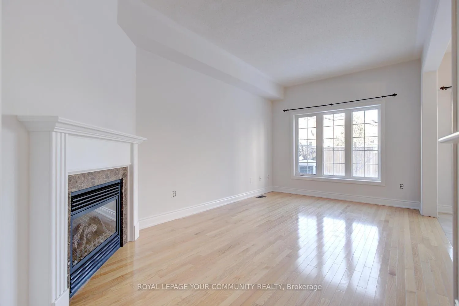 Photo 7 of 110 Chayna Crescent, Vaughan, Patterson — HOMEH