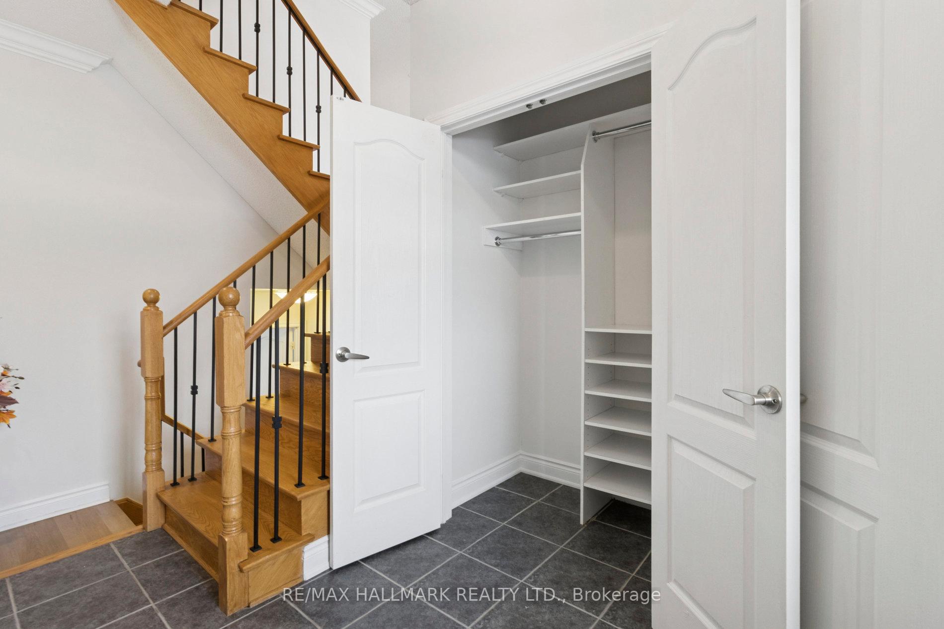 Photo 10 of 8 Mistywood Crescent, Vaughan, Patterson — HOMEH