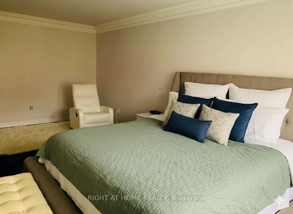 Photo 8 of 174 Lauderdale Drive, Vaughan, Patterson — HOMEH