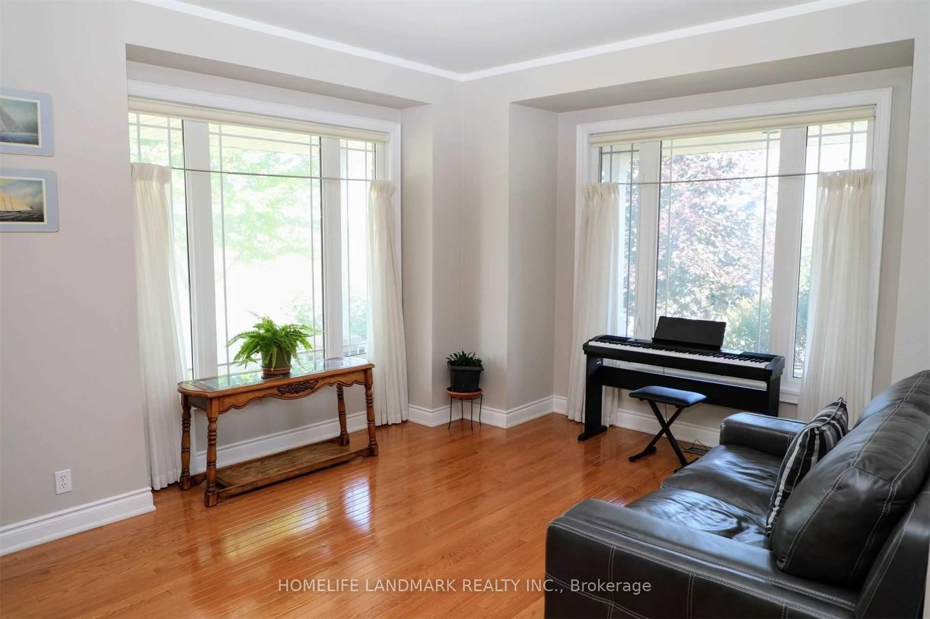 Photo 3 of 1 Fouracre Way, Aurora, Bayview Northeast — HOMEH