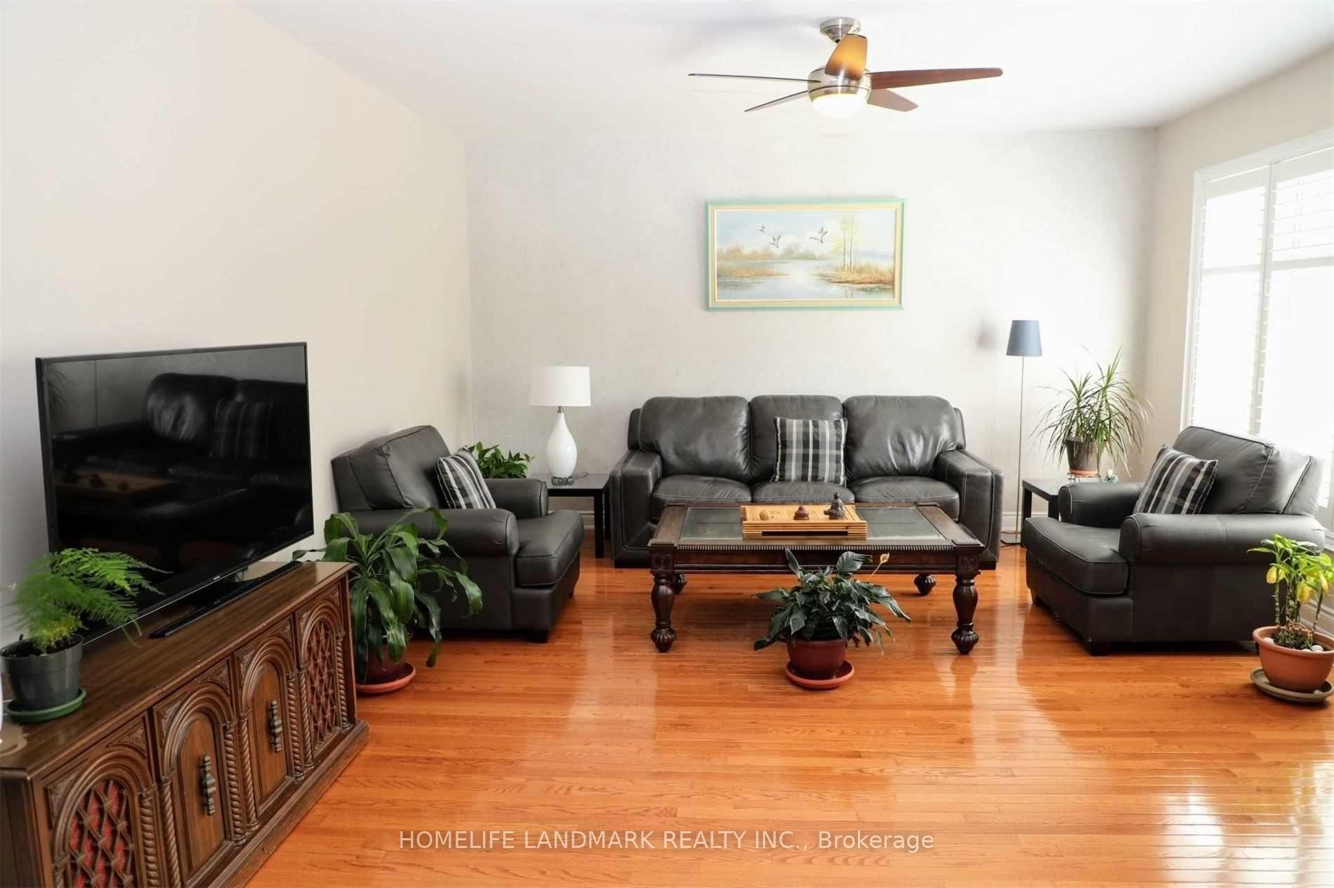 Photo 9 of 1 Fouracre Way, Aurora, Bayview Northeast — HOMEH