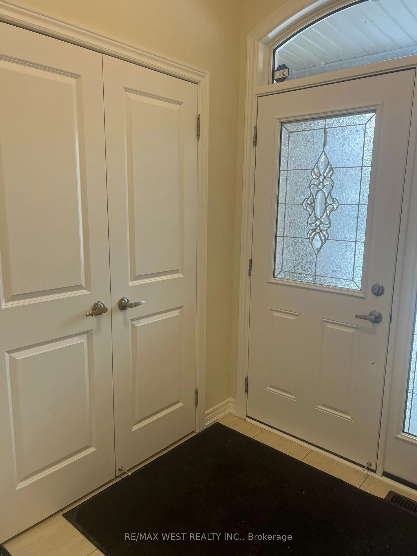 Photo 2 of 21 Spruce Pine Crescent, Vaughan, Patterson — HOMEH
