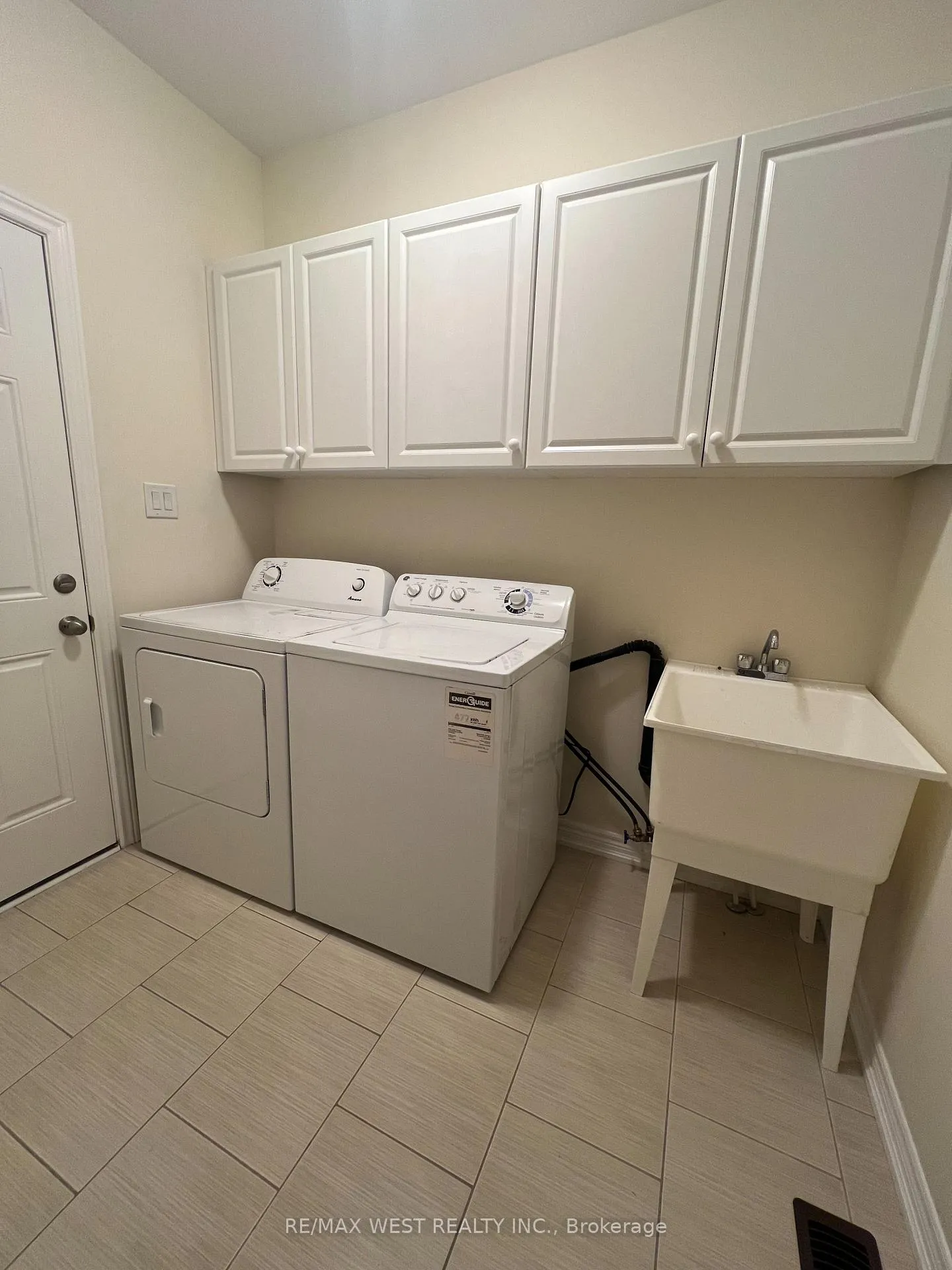 Photo 3 of 21 Spruce Pine Crescent, Vaughan, Patterson — HOMEH