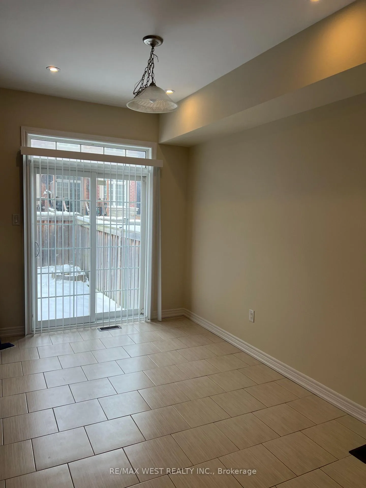 Photo 4 of 21 Spruce Pine Crescent, Vaughan, Patterson — HOMEH