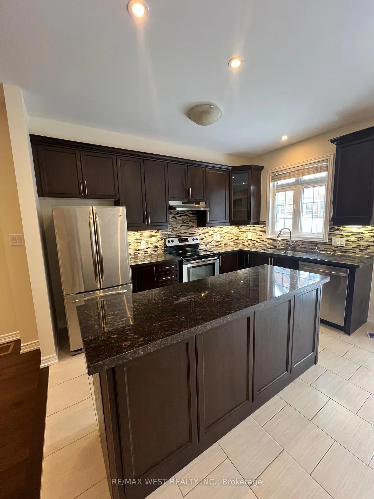 Photo 5 of 21 Spruce Pine Crescent, Vaughan, Patterson — HOMEH