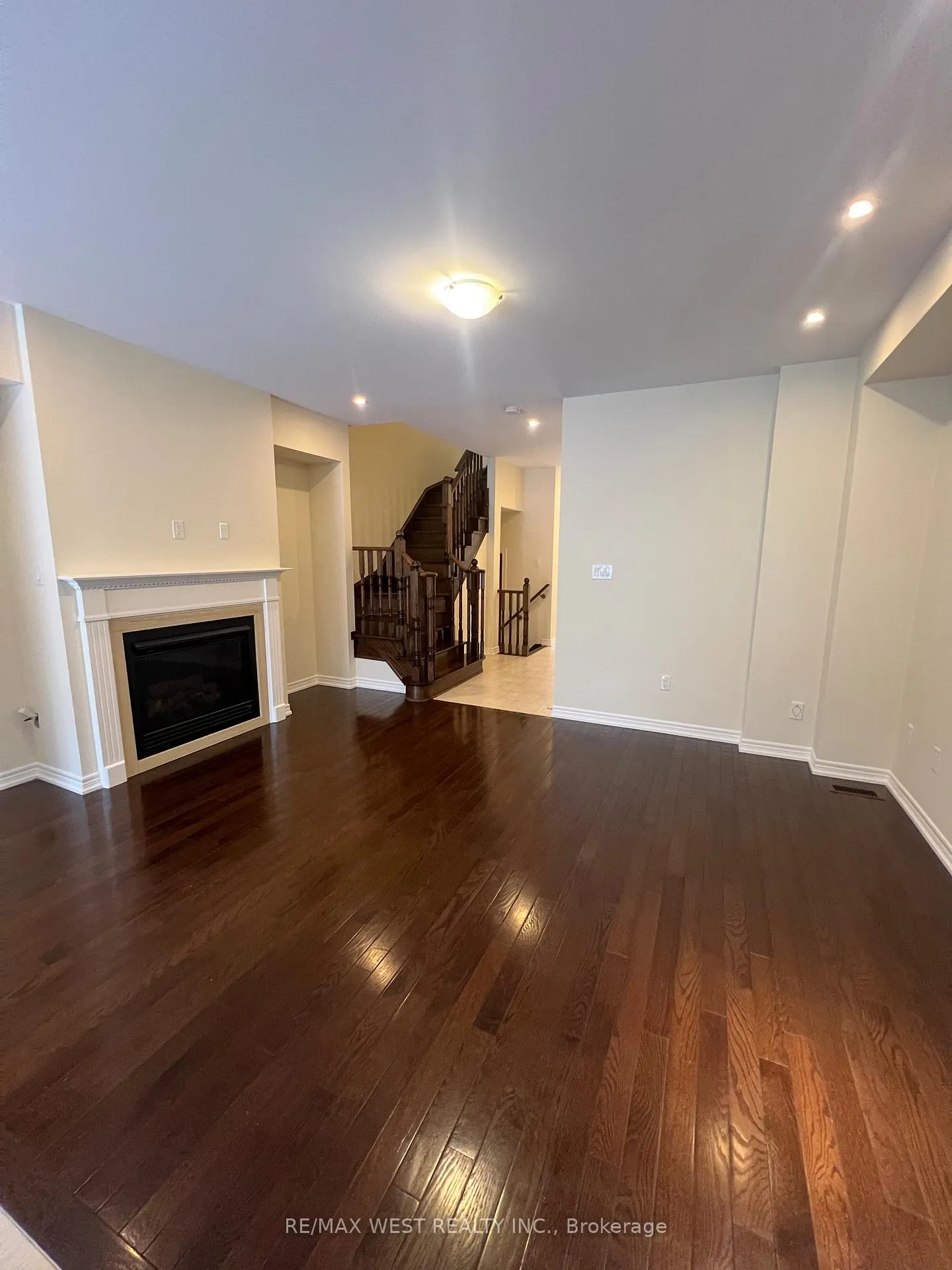 Photo 6 of 21 Spruce Pine Crescent, Vaughan, Patterson — HOMEH