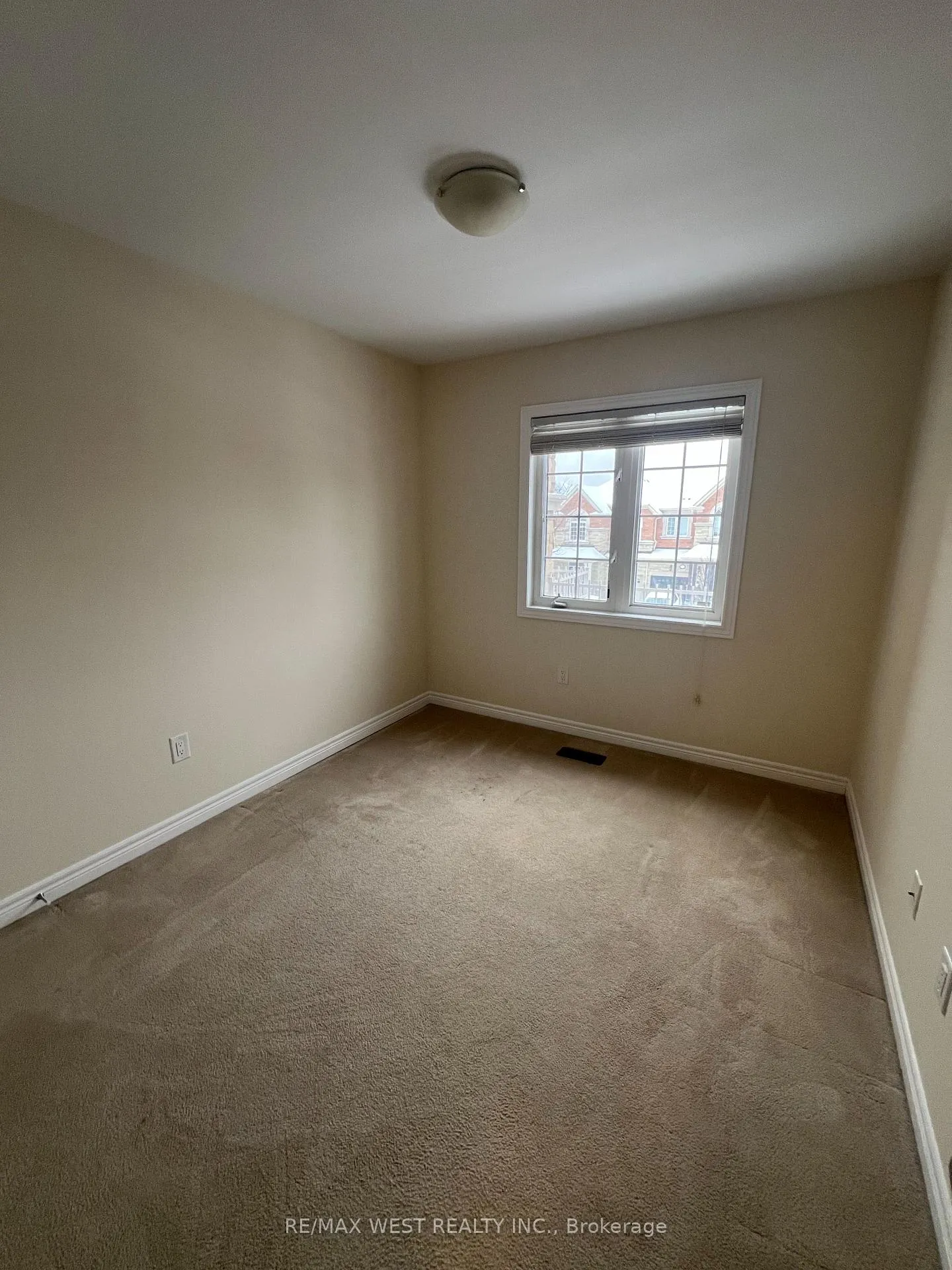 Photo 7 of 21 Spruce Pine Crescent, Vaughan, Patterson — HOMEH