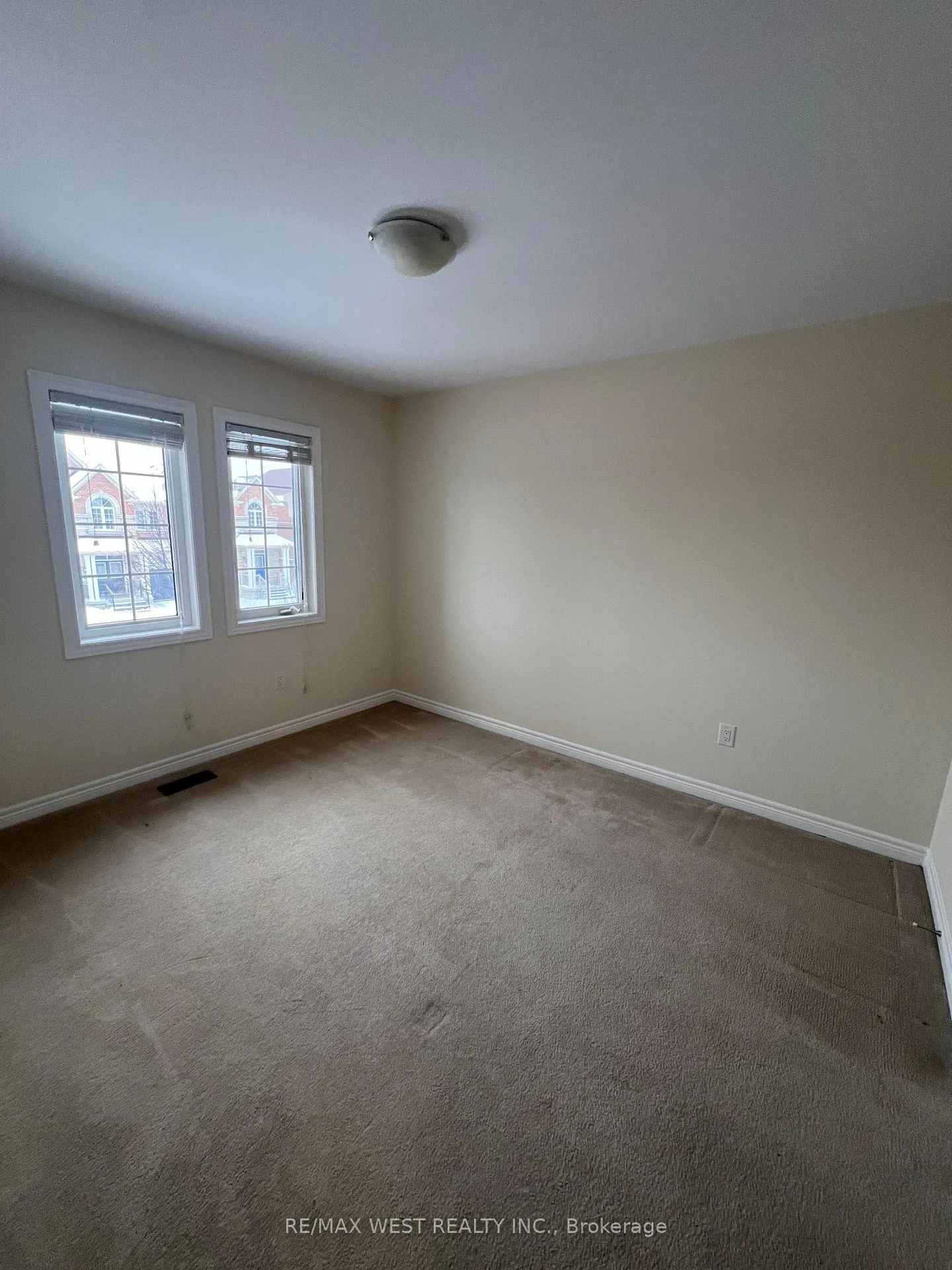 Photo 8 of 21 Spruce Pine Crescent, Vaughan, Patterson — HOMEH