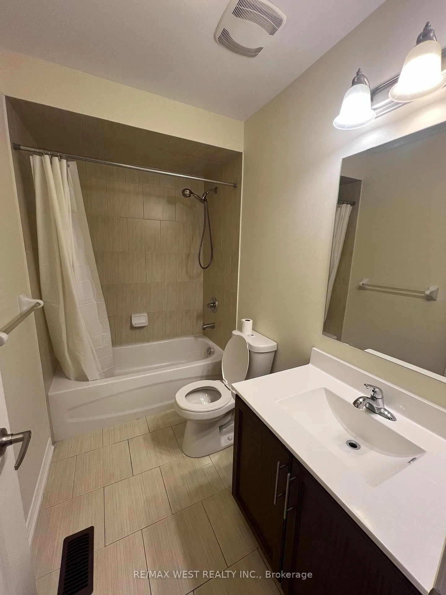 Photo 9 of 21 Spruce Pine Crescent, Vaughan, Patterson — HOMEH