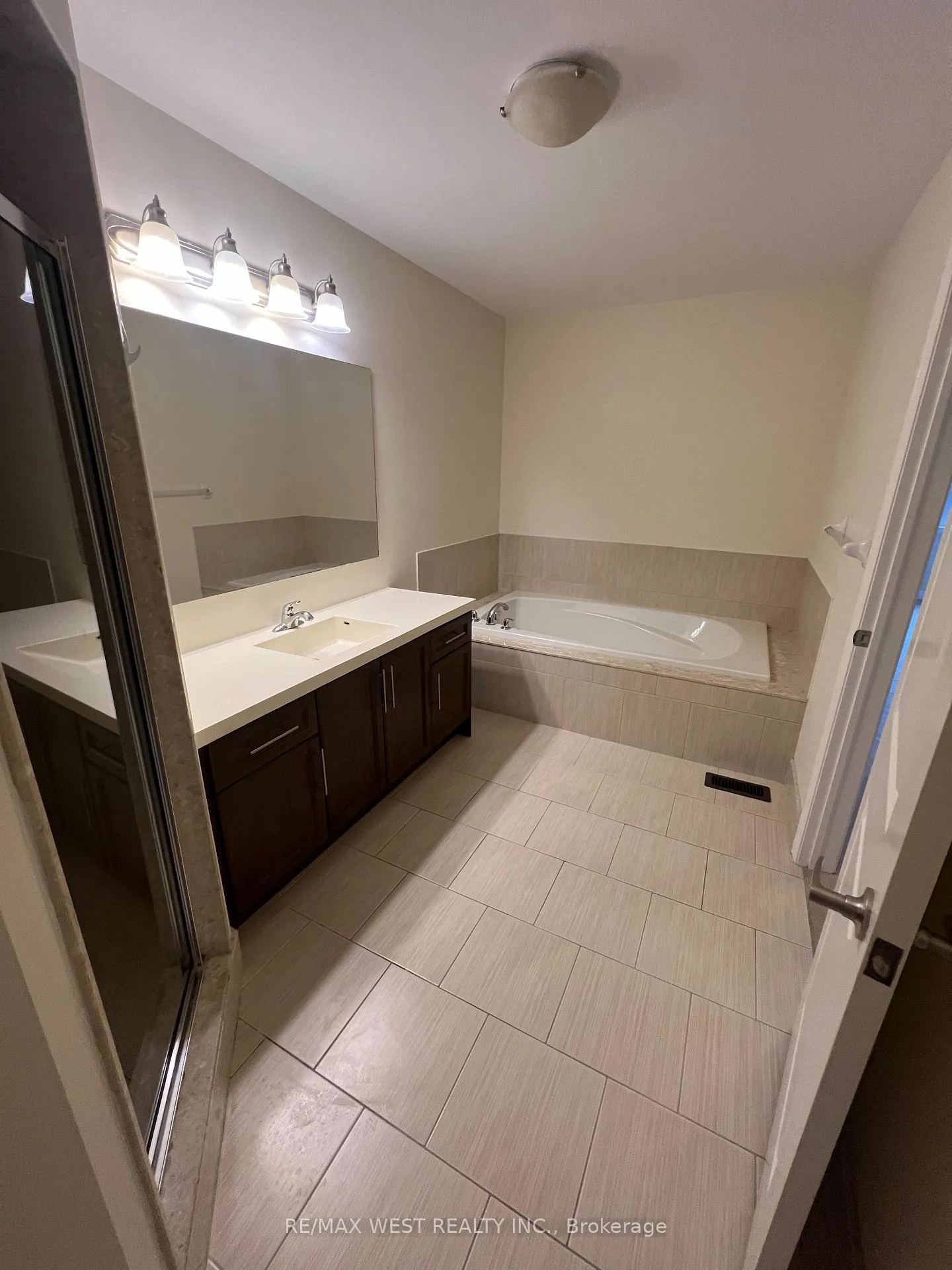 Photo 10 of 21 Spruce Pine Crescent, Vaughan, Patterson — HOMEH