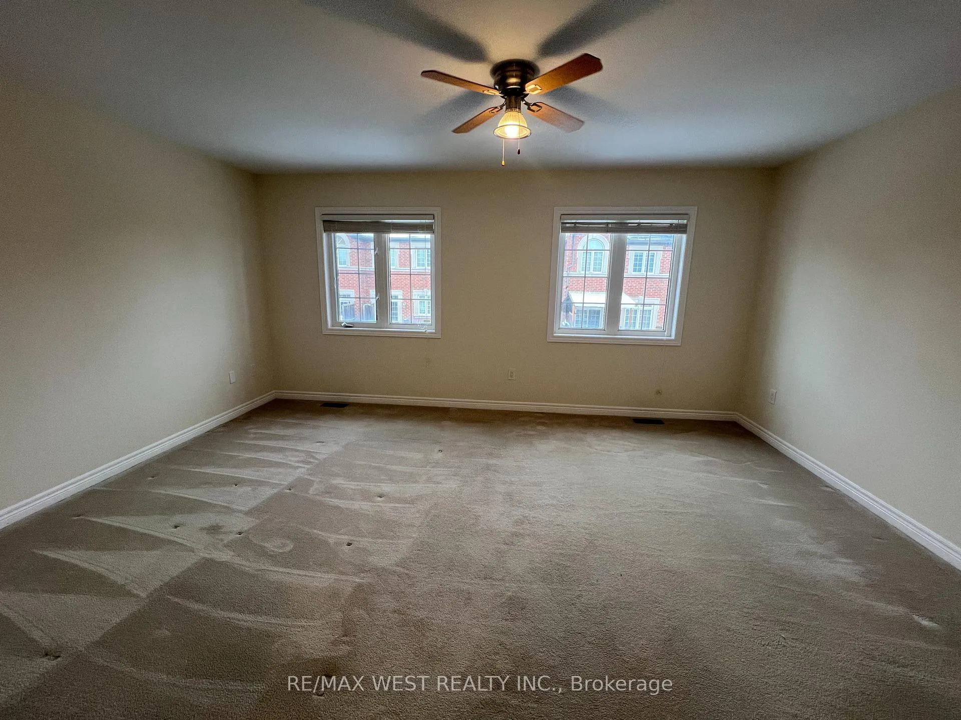 Photo 11 of 21 Spruce Pine Crescent, Vaughan, Patterson — HOMEH