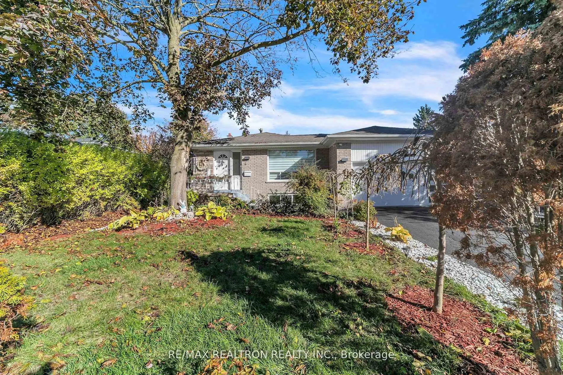 Photo 3 of 4 Boulding Drive, Aurora, Aurora Heights — HOMEH
