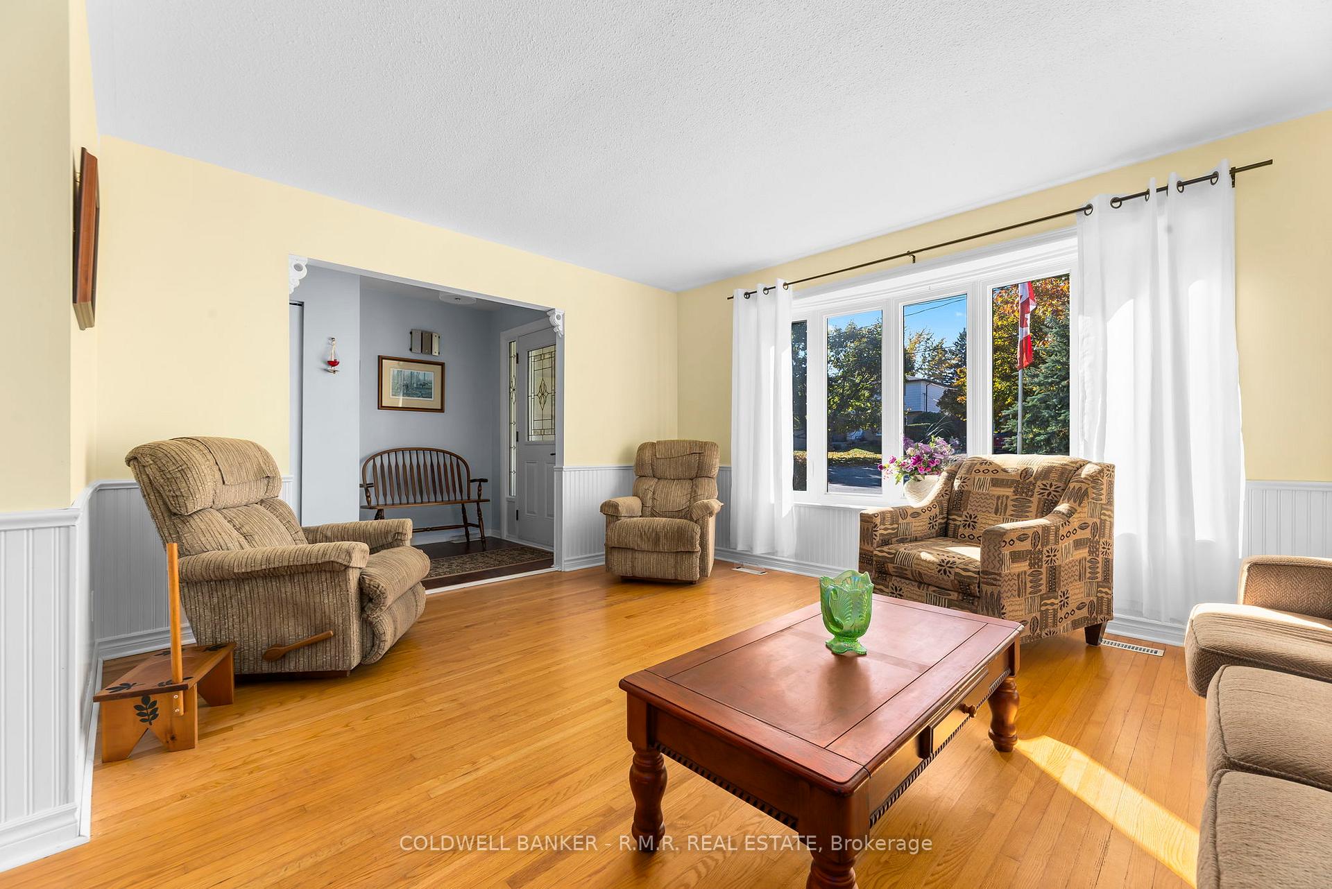 Photo 3 of 93 Cedar Street N, Uxbridge — HOMEH