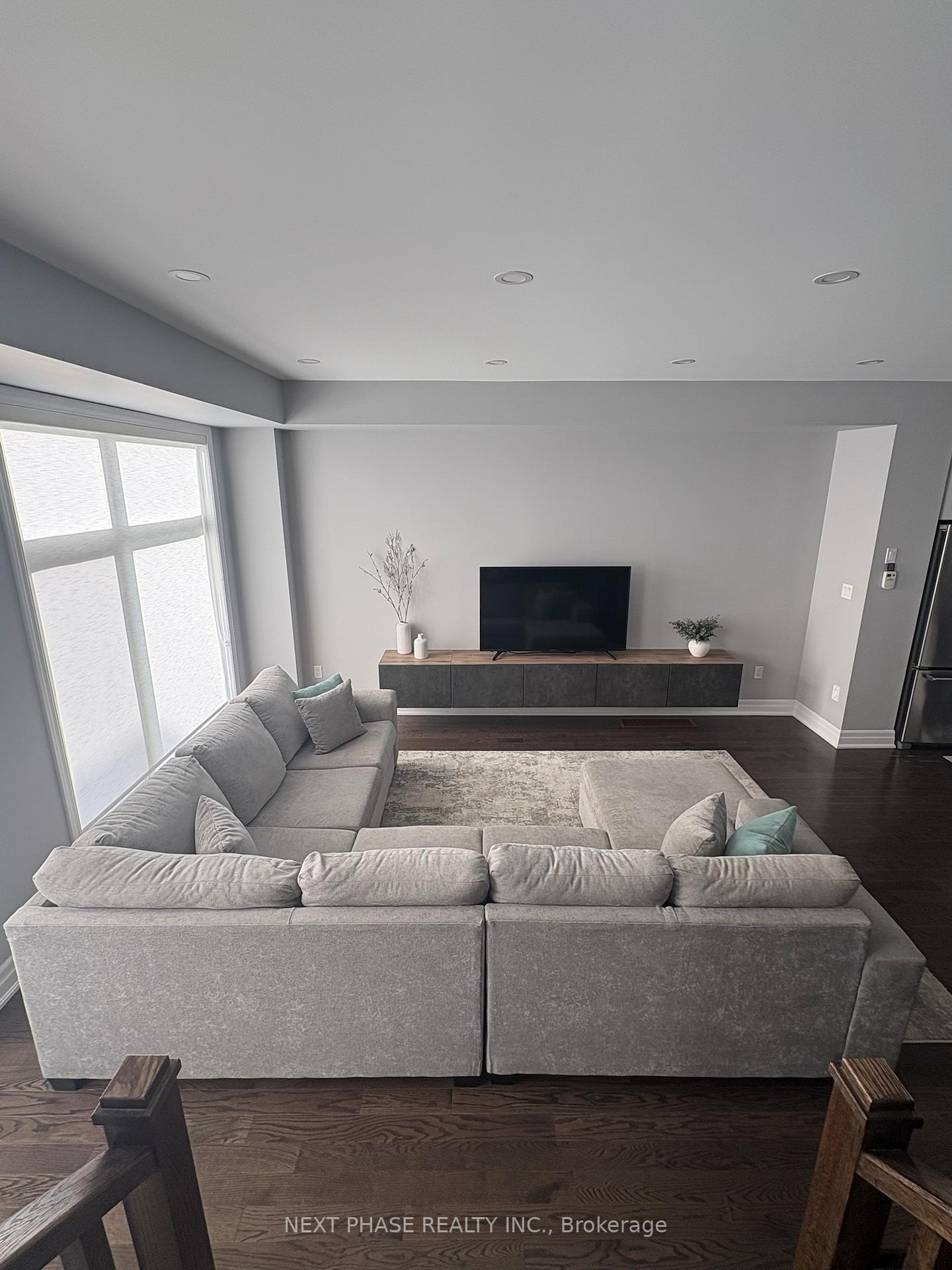 Photo 4 of 44 Juneau Street, Vaughan, East Woodbridge — HOMEH