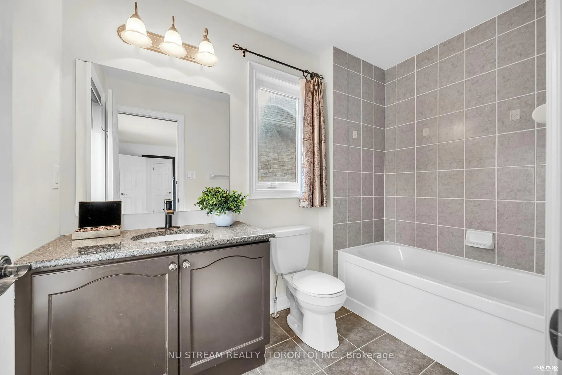 Photo 27 of 237 Upper Post Road, Vaughan, Patterson — HOMEH