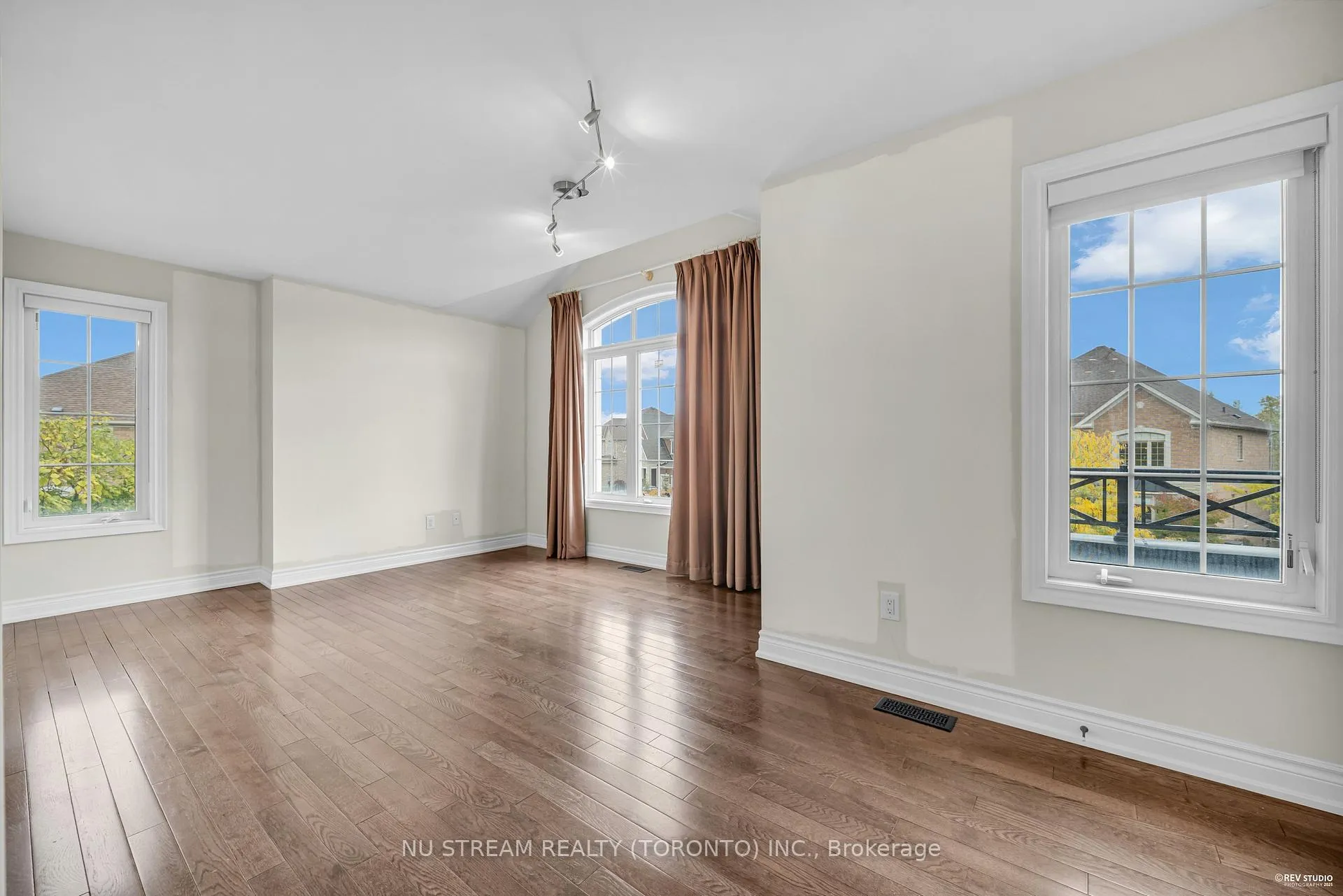 Photo 31 of 237 Upper Post Road, Vaughan, Patterson — HOMEH