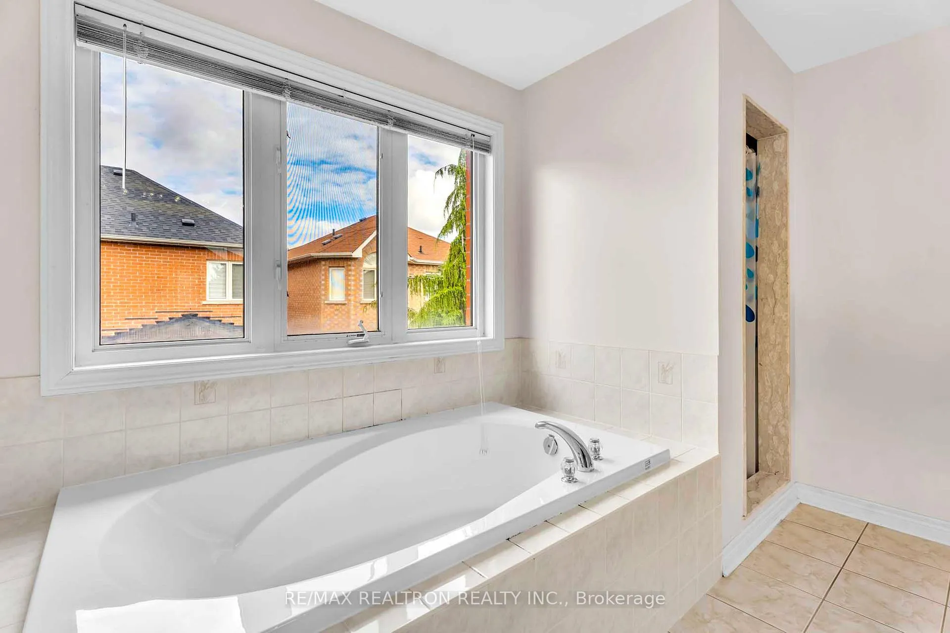 Photo 10 of 50 Saint Victor Drive, Vaughan, Vellore Village — HOMEH