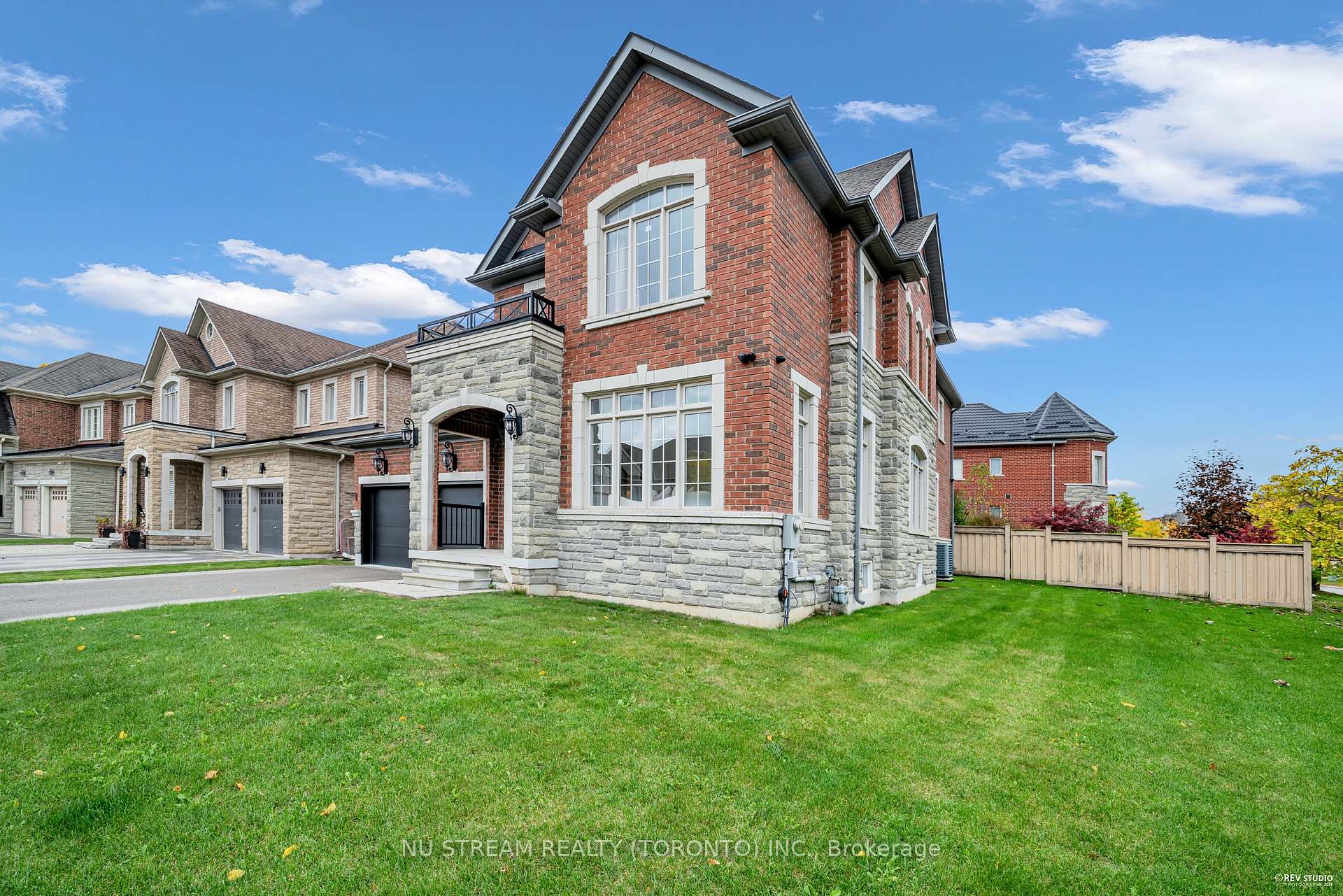 Photo 2 of 237 Upper Post Road, Vaughan, Patterson — HOMEH