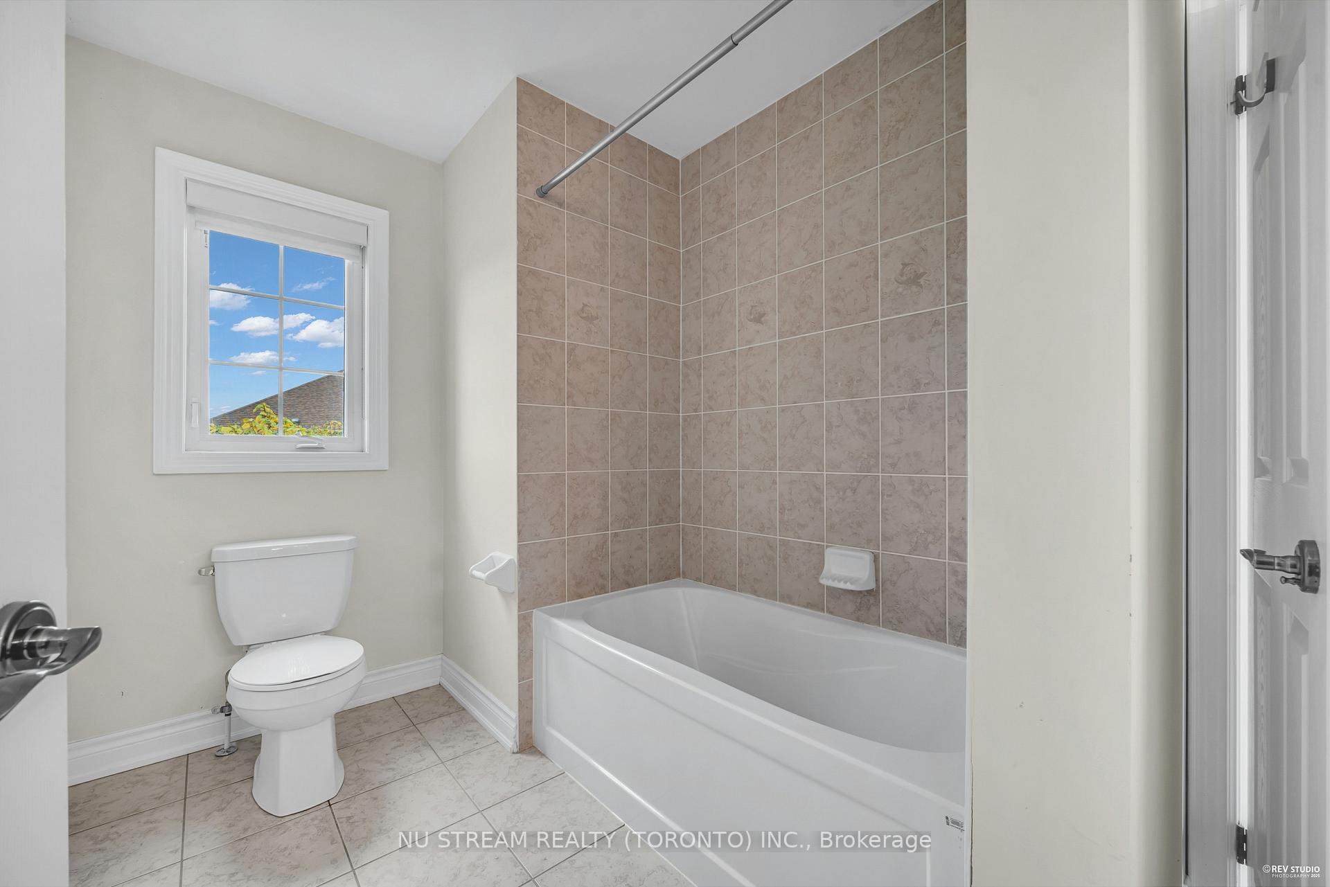 Photo 34 of 237 Upper Post Road, Vaughan, Patterson — HOMEH
