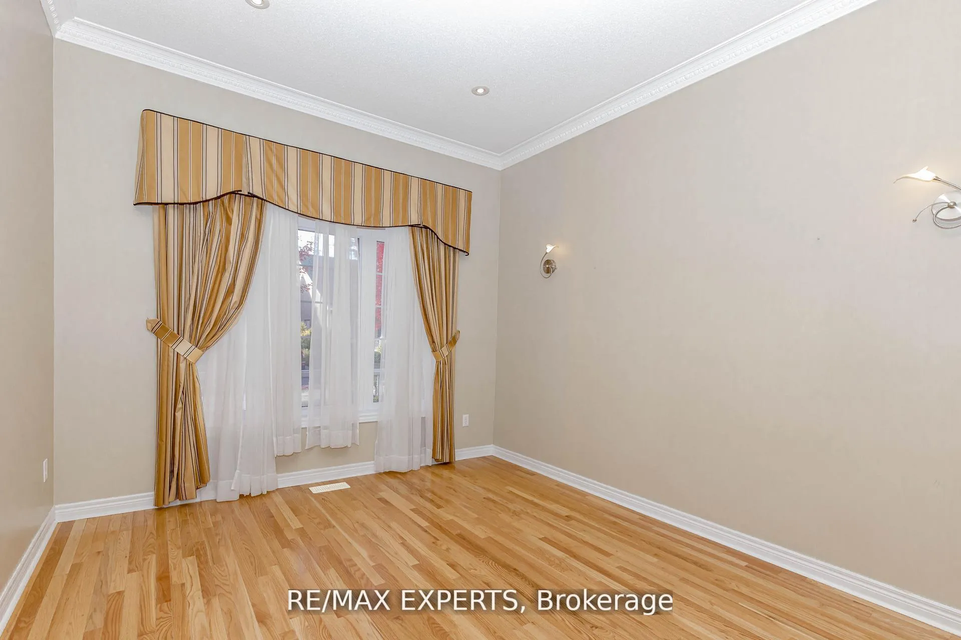 Photo 8 of 150 Saint Nicholas Crescent, Vaughan, Vellore Village — HOMEH