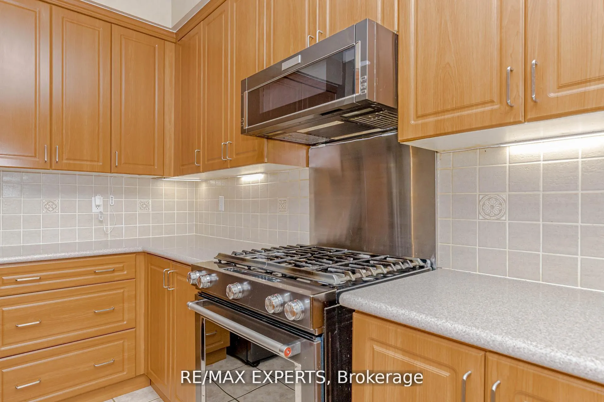 Photo 12 of 150 Saint Nicholas Crescent, Vaughan, Vellore Village — HOMEH