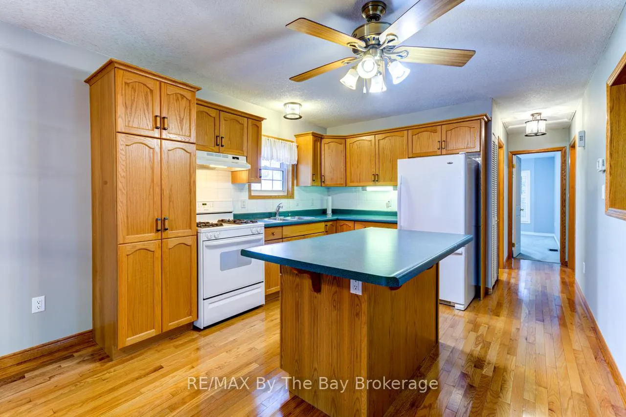 Photo 4 of 34 Topaz Street, Wasaga Beach — HOMEH