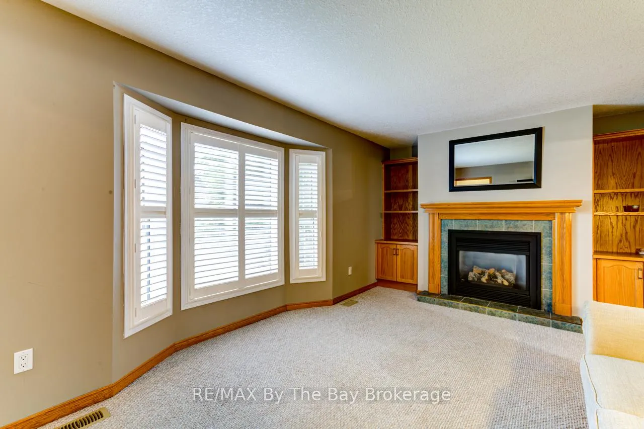 Photo 5 of 34 Topaz Street, Wasaga Beach — HOMEH