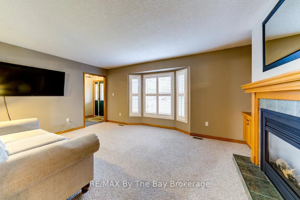 Photo 12 of 34 Topaz Street, Wasaga Beach — HOMEH