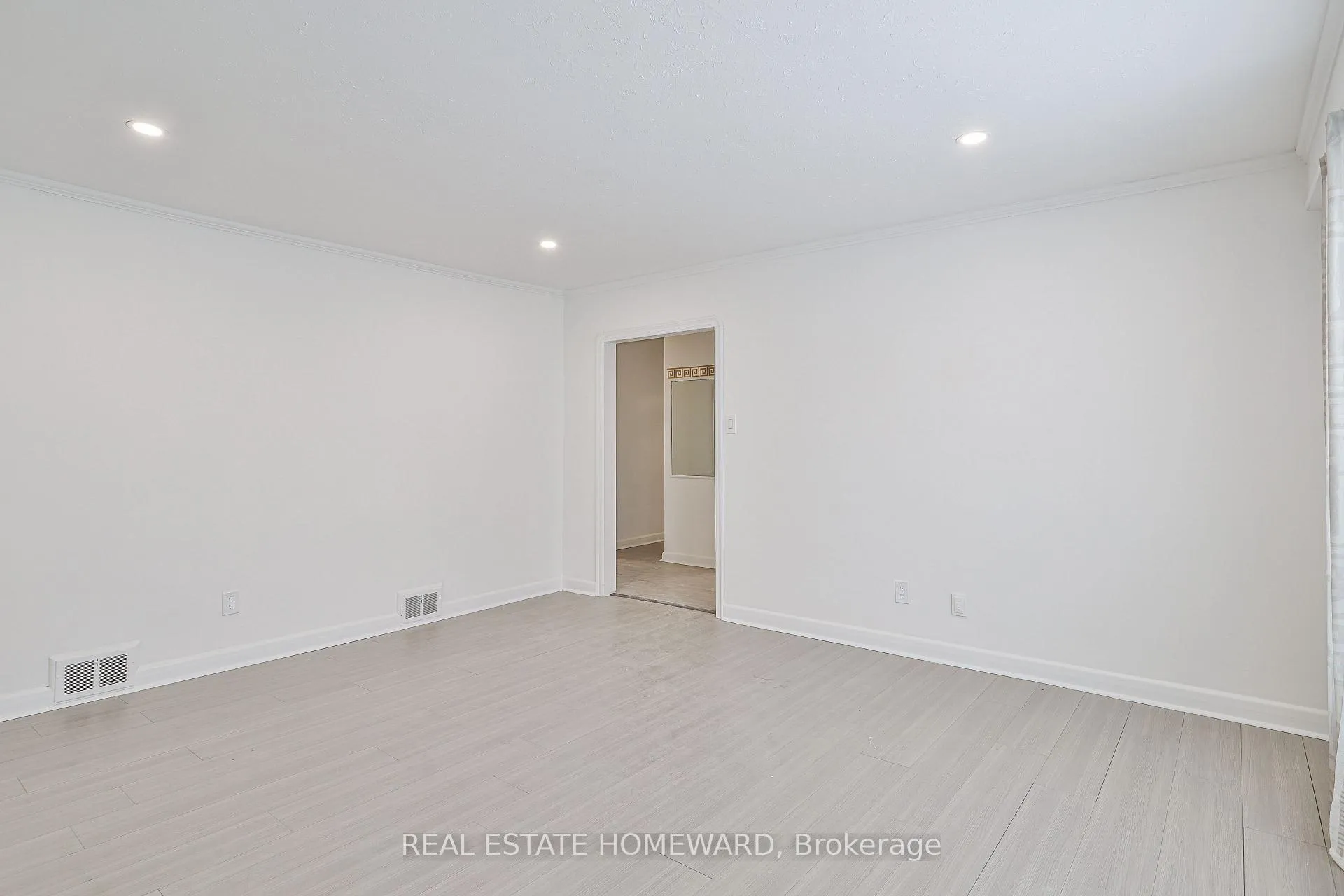 Photo 16 of Unit Main, 104 Crestwood Road, Vaughan, Crestwood-Springfarm-Yorkhill — HOMEH