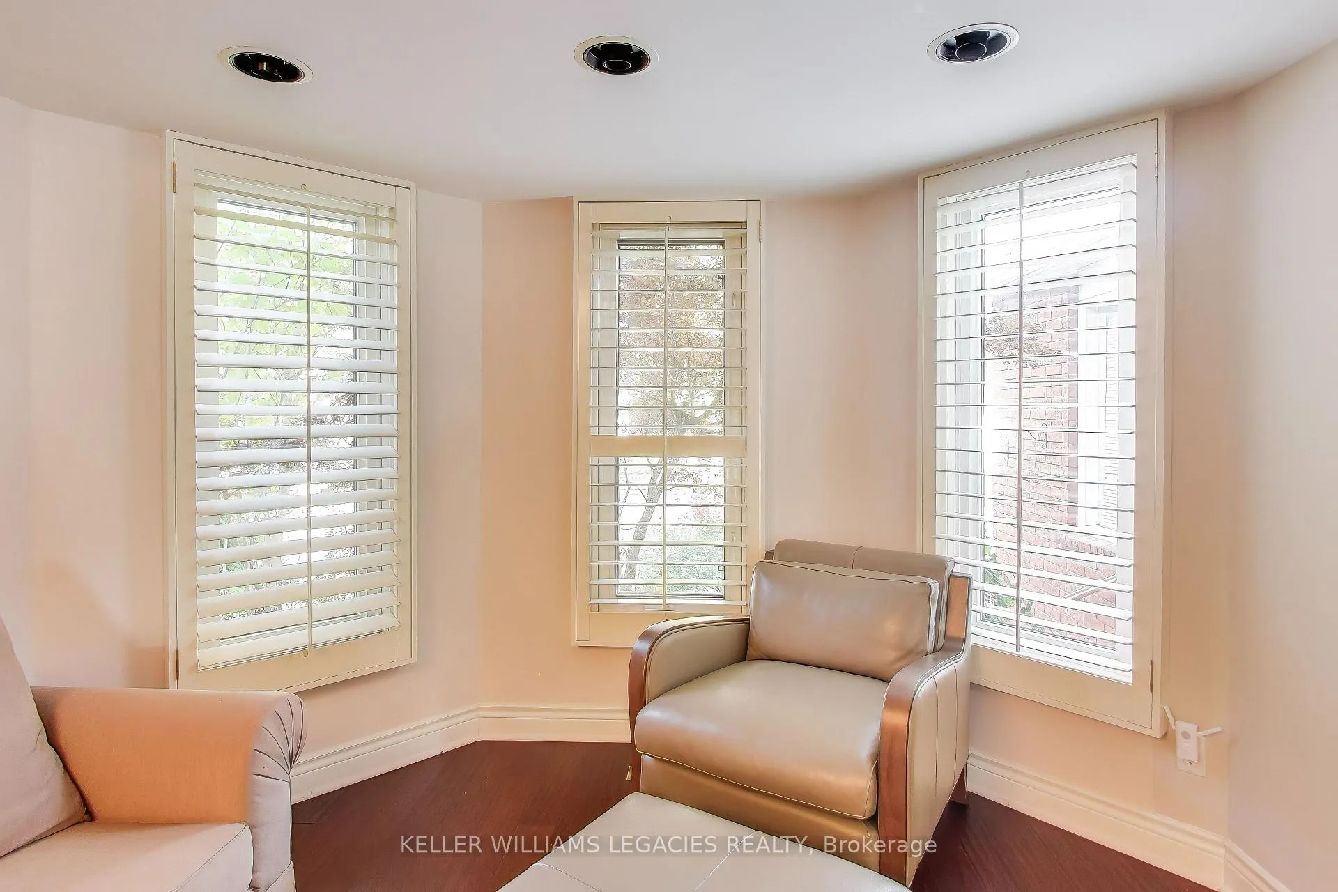 Photo 3 of 53 Millcroft Way, Vaughan, Brownridge — HOMEH
