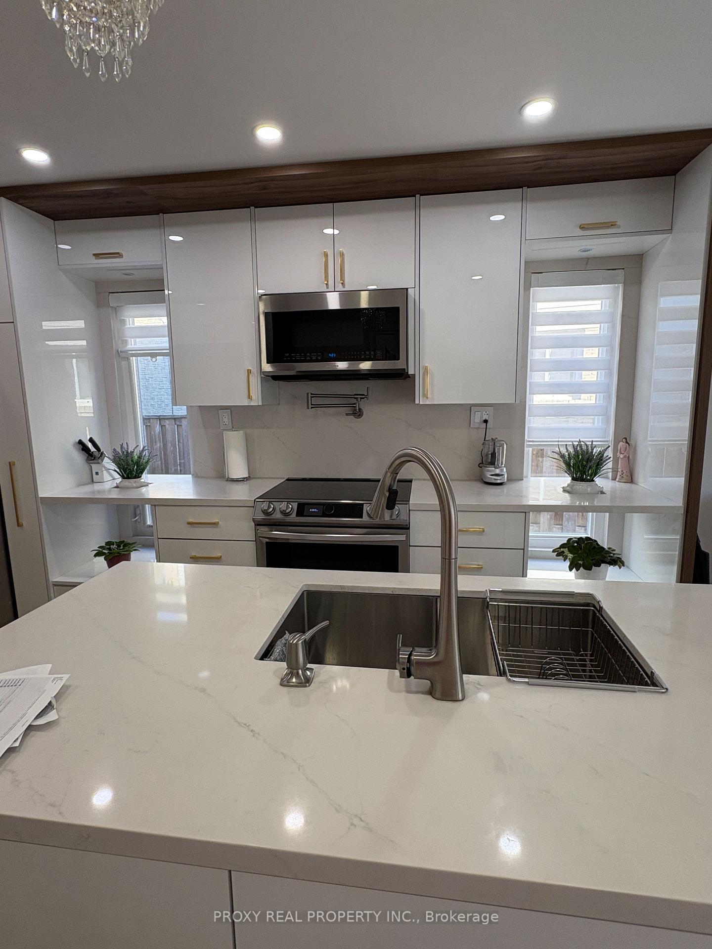 Photo 3 of 79 Mullen Drive, Vaughan, Brownridge — HOMEH