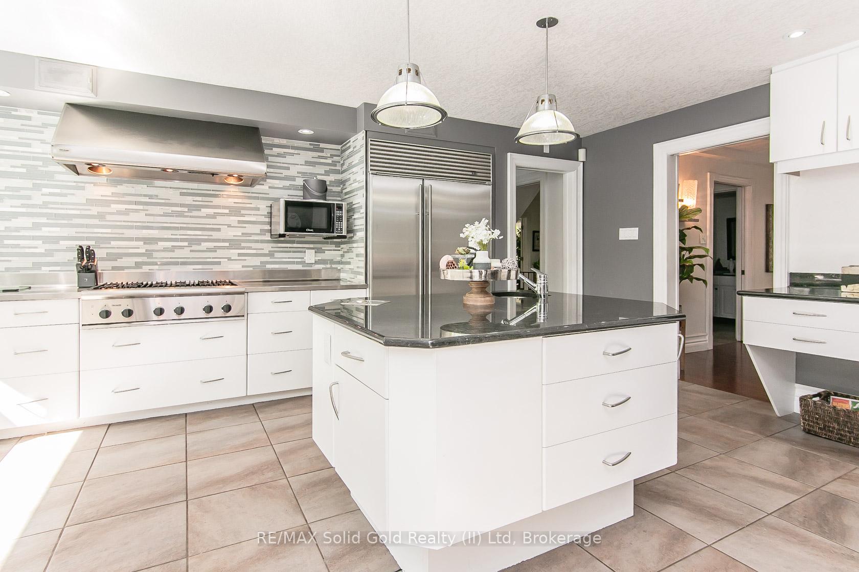 Photo 12 of 358 Green Acres Drive, Waterloo — HOMEH